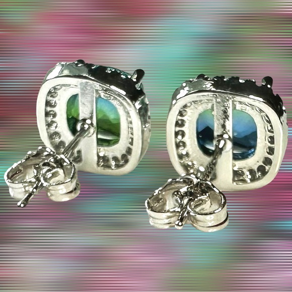 Silver and Green Gemstone
Square Stud Earring - Picture 9 of 16